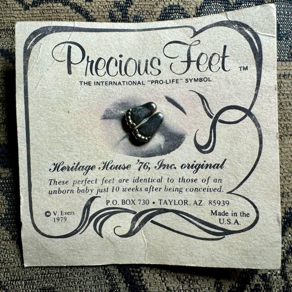 Vintage 1976 Precious Feet Pin - Picture 2 of 6